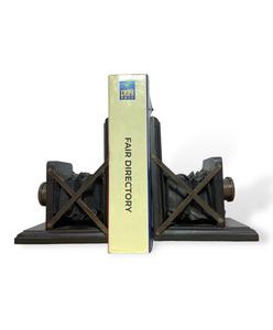 Porte-livres élégant en bois antique avec base en forme d'appareil photo ancien - Product Image 2