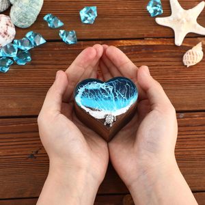 Caja de Anillo de Compromiso de Resina con Forma de Corazón Kenning Ocean, con Detalle Metálico de Tortuga, Caja de Exhibición de Anillos de Madera de Nogal Personalizada para Mujer - Product Image 3
