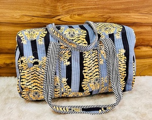 Grand sac de voyage matelassé bohème en coton imprimé, fait main, coloré, avec deux anses, style mode, idéal pour les voyages - Product Image 6