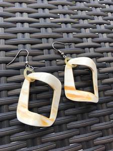 Modernos Pendientes Colgantes Rectangulares de Cuerno de Búfalo TIMELESS CRAFT, Hechos a Mano con Acabado Natural, Joyería Artesanal para Mujer - Product Image 5