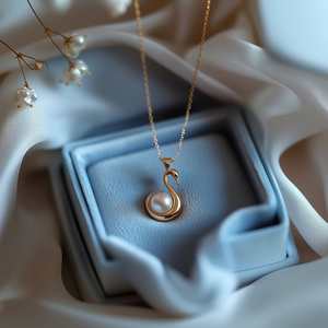 จี้ห้อยคอรูปหงส์แห่งความรักประดับมุกน้ำจืด เงินแท้ 925 ชุบทอง 18K ยี่ห้อ Hallmark - Product Image 2