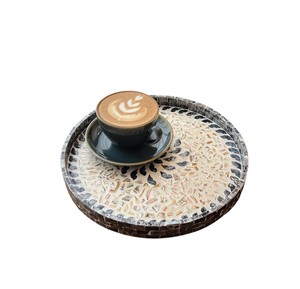 Bandeja de lujo de nácar con incrustaciones de concha de motivo radial en blanco y negro, plato redondo con asas para decoración de sala de estar - Product Image 1