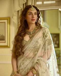 Nouvelle tenue de mariage pour femmes, Lehenga en soie slub lourde avec sequins, travail Dori et Zari, Lehenga Choli avec sequins en filet, Dupatta avec travail Dori. - Product Image 4