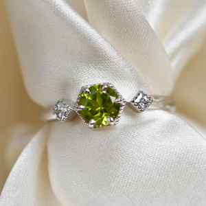 Anillo de Compromiso de Peridoto Natural de Lujo en Plata de Ley 925 con Baño de Oro Blanco y Engaste de Garras con Elegante Peridoto Verde - Product Image 2