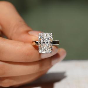 La bague de luxe parfaite avec un diamant solitaire de 10 carats certifié IGI, couleur E, clarté VVS2, diamants taille radiant et diamants ronds d'appoint. - Product Image 1