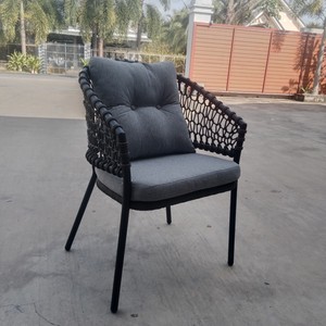 ROCF-041 Chaise d'extérieur moderne en osier avec coussin gris, structure métallique, mobilier de jardin contemporain, résistant aux intempéries - Product Image 3