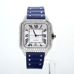 Reloj de Lujo Plateado con Incrustaciones de Diamantes VVS Moissanite, Esfera Blanca con Números Romanos, Correa de Goma Azul, Reloj Cuadrado Personalizado para Hombre - Product Image 1