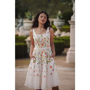 Eliza Summer-Robe midi décontractée sans manches avec broderie et poches, taille naturelle, style intemporel pour adultes - Product Image 1