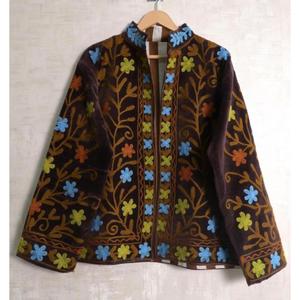 Chaqueta Bordada Suzani de Terciopelo Hecha a Mano en India, Chaqueta Étnica de Diseño Floral Boho para Mujer - Product Image 3