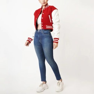 Veste universitaire pour femme personnalisée en usine avec boutons-pression, manches en cuir véritable, manteau en laine style Letterman, vêtement décontracté streetwear haut de gamme - Product Image 3