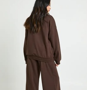 Conjunto Deportivo Ajustado para Mujer, Top de Cuello Redondo y Pantalones de Pierna Recta, Fabricante de Ropa OEM ODM, Chándal con Puños Acanalados - Product Image 4