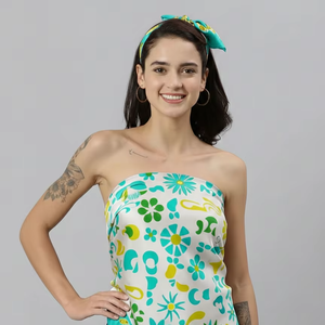Foulards carrés légers et personnalisables, parfaits pour les promotions, les accessoires de mode et les cadeaux d'entreprise. - Product Image 1