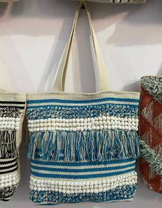 Sac fourre-tout bohème tissé à la main en gros avec pompons en coton et design de plage en macramé rayé - Product Image 2