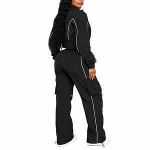 Ensemble survêtement cargo personnalisé pour femme : veste coupe-vent zippée et pantalon streetwear en nylon - Product Image 6