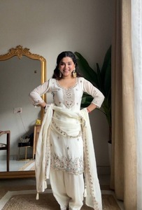 Ensemble élégant Salwar Kameez pour femme, idéal pour les fêtes, avec haut, bas et dupatta imprimés numériquement, disponible en XXL - Product Image 2