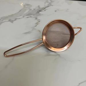 Tamis métallique antique, adaptable à de multiples techniques culinaires, pour une préparation des aliments plus propre et plus soignée. - Product Image 4