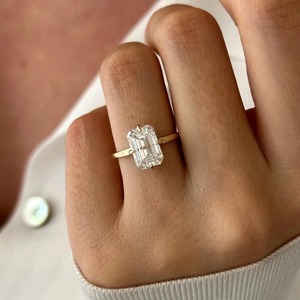 Anillo de Compromiso con Diamante Cultivado en Laboratorio, Corte Esmeralda, Diseño Único, Halo Oculto, Oro Amarillo de 18k, 3 Quilates, Certificado IGI - Product Image 5