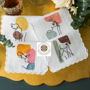 Illustrations de jeunes filles gracieuses brodées sur lin naturel, ajoutant une élégance artistique et un charme moderne aux cocktails et aux réceptions. - Product Image 1