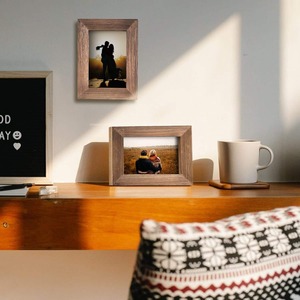 Cadre photo rectangulaire en bois fait main très demandé avec finition premium pour photos de mariage, de famille et de portraits - En vente - Product Image 1