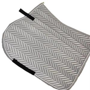 Tapis de selle pour cheval en matériau personnalisé à prix abordable, tapis de selle pour cheval de couleur unie personnalisé, tapis de selle équestre à vendre - Product Image 3