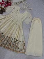 Aujourd'hui, nous présentons une nouvelle robe Anarkali de créateur, 3 pièces, en soie crêpe naturelle lourde avec sequins et broderies riches.
