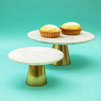 Hoogwaardige witte marmeren en messing taartplateau met trendy design, herbruikbaar, aanpasbare maat voor bruiloft, feest en dessertpresentatie
