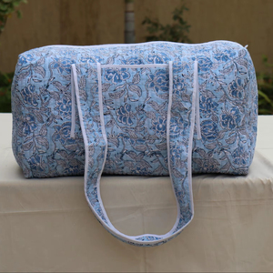 Bolsa de lona acolchada de algodón hecha a mano con elegante estampado en bloques, asas resistentes, ligera y espaciosa, perfecta para el fin de semana. - Product Image 1