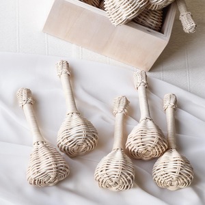 Jouets pour bébés et tout-petits très demandés, écologiques, en rotin tressé à la main, hochets et anneaux de dentition. - Product Image 6