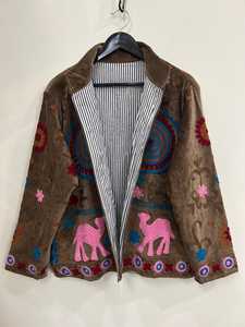 Veste audacieuse en velours brodée à la main, couleur camel, style bohème vintage ethnique, manteau de festival, art populaire, vêtement d'extérieur d'hiver pour femme, pièce intemporelle - Product Image 2