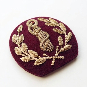 Badges brodés à la main de haute qualité, fabriqués sur mesure avec logo personnalisé, fabrication directe d'usine. - Product Image 2