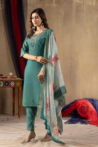 Ensemble de costume ethnique brodé de luxe pour occasions spéciales - Product Image 5
