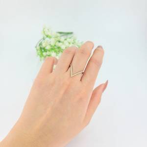 Anillo de banda único con diamante cultivado en laboratorio en forma de V, oro sólido de 10k, apilable, minimalista, joyería de lujo para enamorados. - Product Image 5