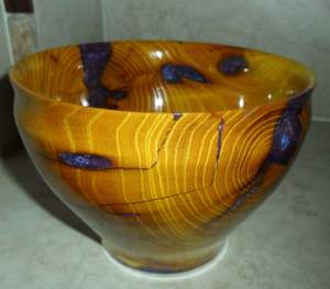 Bol en bois et résine époxy de luxe alliant la maîtrise traditionnelle du travail du bois et l'art moderne de la résine. - Product Image 2