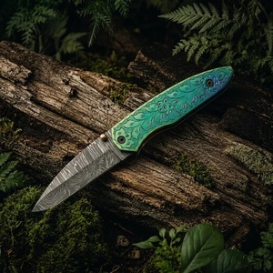 Couteau de poche pliant artisanal en acier Damas de qualité industrielle Pasha Enterprises, lame à pointe tombante, manche gravé vert, garantie 3 ans - Product Image 1