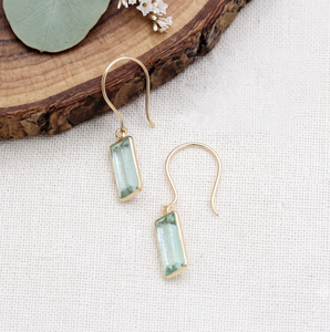 Boucles d'oreilles pendantes en or jaune 18 carats avec tourmaline verte naturelle géométrique, style fil français, Memoria Jewels, vente en gros - Product Image 4