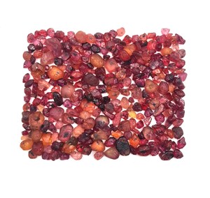 Lote de piedras preciosas sueltas de zafiro rojo natural en bruto de 3-8 mm, 100 quilates, con certificado IGI para la fabricación de joyas. - Product Image 1