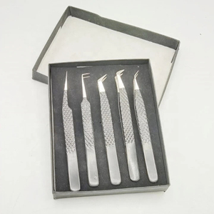 Ensemble de pinces à cils inclinées hautement personnalisables en acier durable avec revêtement noir, accessoires pour extensions de cils, pinces de préhension - Product Image 1