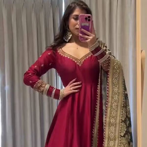 Robe de soirée vintage avec dupatta, en chinon lourd, broderie de sequins, ensemble prêt-à-porter - Product Image 1