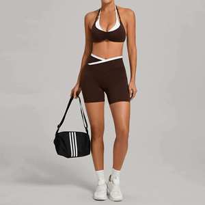 Ensemble de yoga premium pour femme, couleur noire, haut court ajusté et leggings taille haute, tenue de sport confortable - Product Image 2