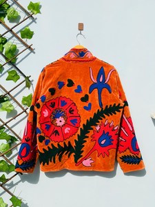 Chaqueta de terciopelo Suzani hecha a mano de lujo para mujer, abrigo artesanal floral bordado estilo bohemio, ideal para festivales. - Product Image 4