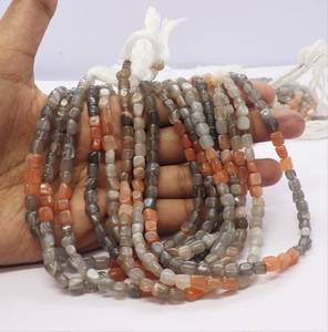 ลูกปัดมูนสโตนธรรมชาติทรงลูกบาศก์เรียบและไม่เรียบ ขนาด 5-5.5 มม. ลูกปัดมูนสโตนทรงสี่เหลี่ยมขนาด 13 นิ้ว - Product Image 2