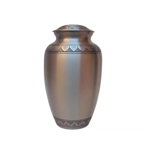 Urne funéraire artisanale en laiton pour cendres, design traditionnel avec bande sculptée, pour cendres humaines adultes - Product Image 4
