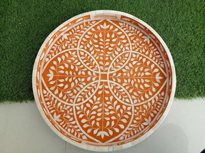 Plateau décoratif rond en bois avec motif floral gravé, style bohème, design orange et blanc, pièce unique avec poignée - Product Image 6
