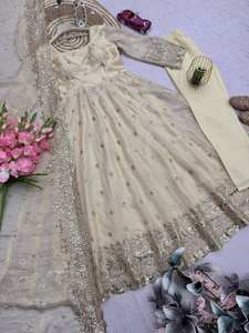 Conjunto de Vestido Premium Listo para Usar: Vestido de Seda Fandy con Bordado y Lentejuelas, con Pantalón y Dupatta a Juego - Product Image 4