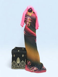 Conjunto Premium Dirac Suizo Floral Negro y Rosa - Elegante Traje Tradicional Somalí con Chal y Borde a Juego - Product Image 1
