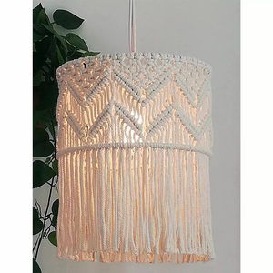 Lampe suspendue en macramé faite à la main avec pompons, style bohème, luminaire de plafond pour salon, décoration intérieure, design géométrique - Product Image 4