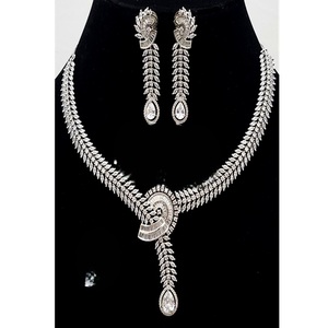 Ensemble collier et boucles d'oreilles en argent plaqué de qualité supérieure avec zircon CZ, idéal pour les fiançailles, les mariages et les soirées, pour femmes - Product Image 1
