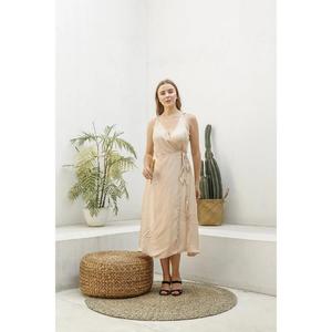 Vestido midi elegante de satén para mujer, sin mangas, con tirantes finos, cuello en V, para fiesta, noche o informal. - Product Image 1