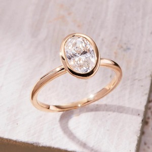 แหวนหมั้นเพชรรูปไข่เพาะเลี้ยงในห้องปฏิบัติการ_ ทองคำขาว 14K แบบฝังขอบ, รับรองโดย IGI - Product Image 4