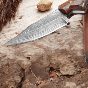 Couteaux de chasse en acier Damas faits à la main, lames fixes personnalisées, couteaux de camping d'extérieur avec manche ergonomique en bois et étui en cuir - Product Image 4
